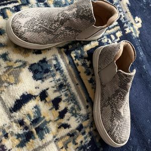 I am selling boots, size 5.5, snake skin, worn twice, the brand is versona